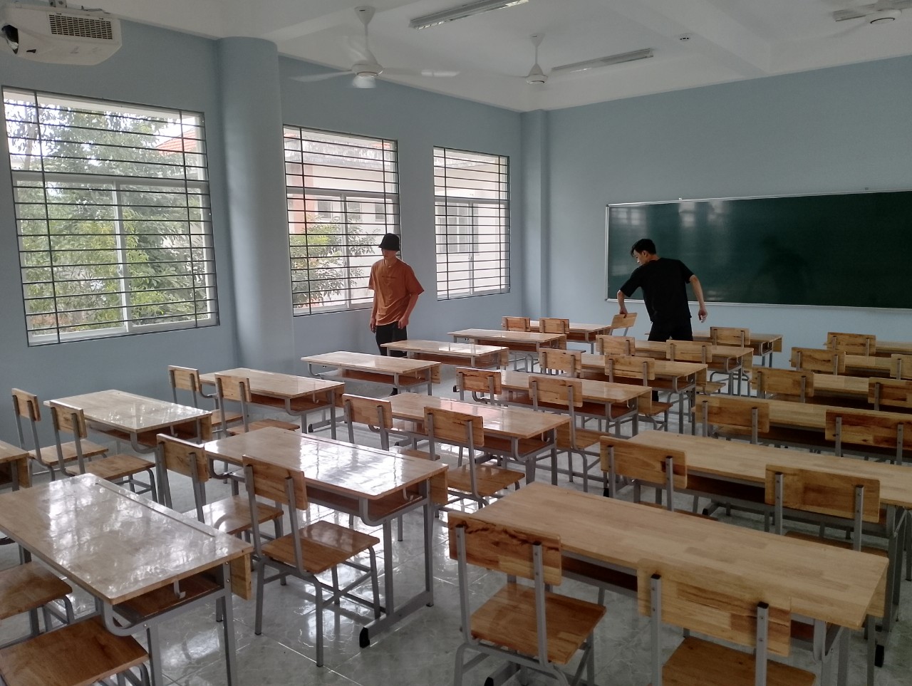 Bàn ghế học sinh cấp 3 gỗ cao su BHS-C3-CS